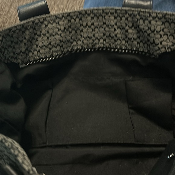 Large COACH Gallery Tote in Signature Canvas - Picture 4 of 7